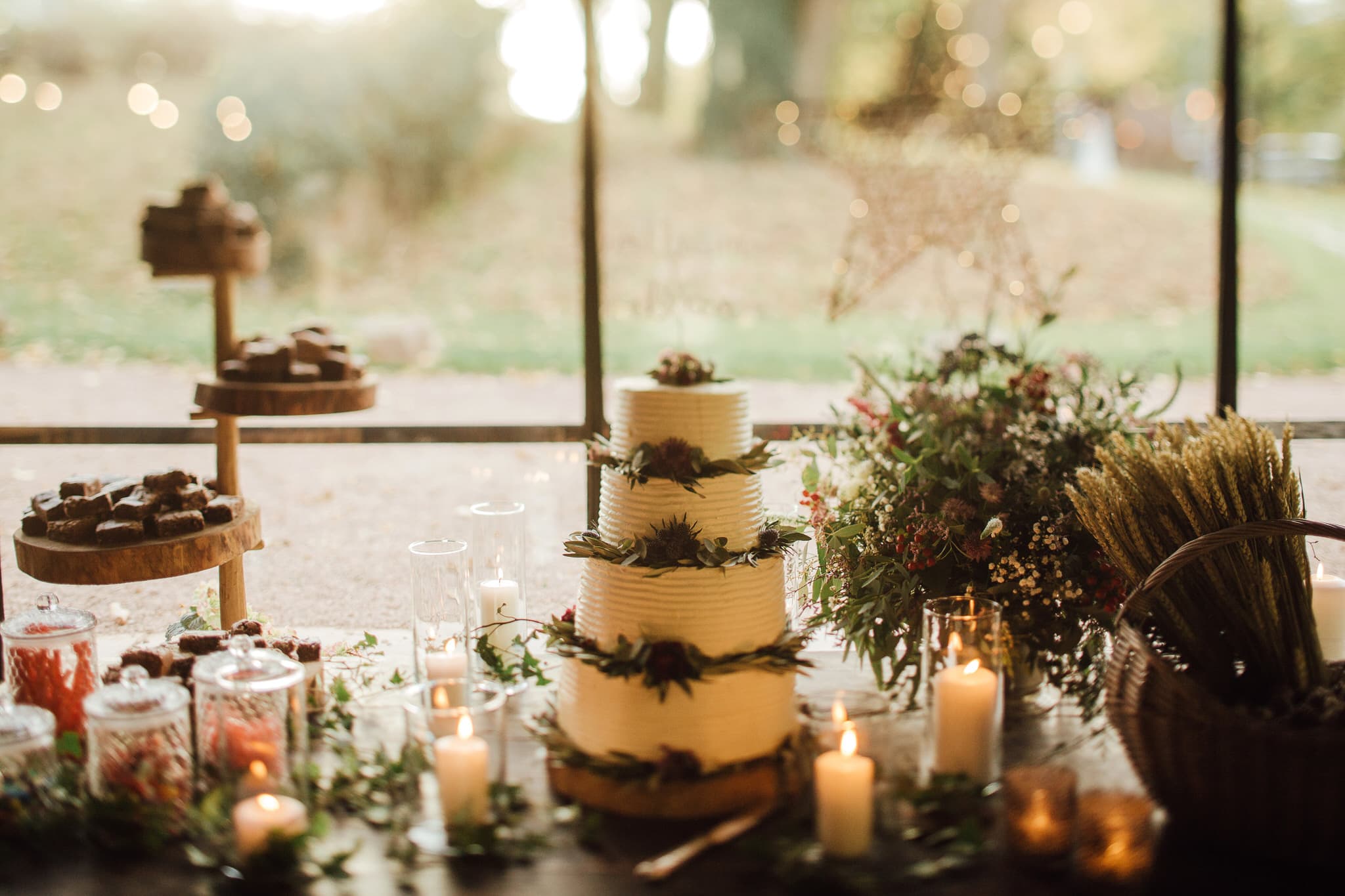 iced wedding cake photographed on tilt shift lens by canon