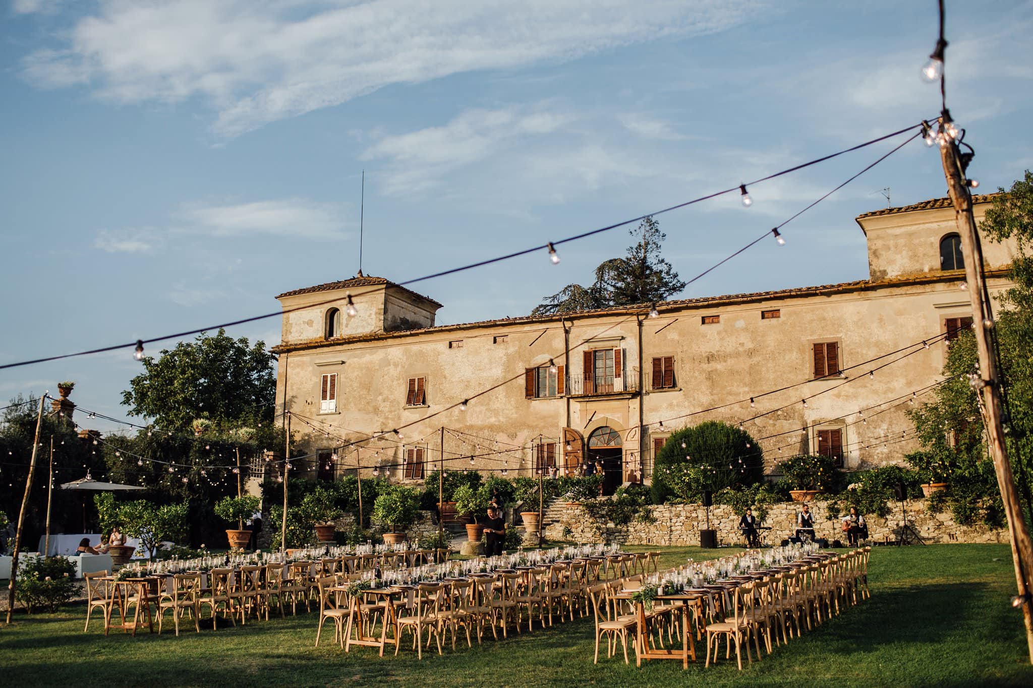 outdoor wedding breakfast at Villa Medicea di Lilliano, Florence