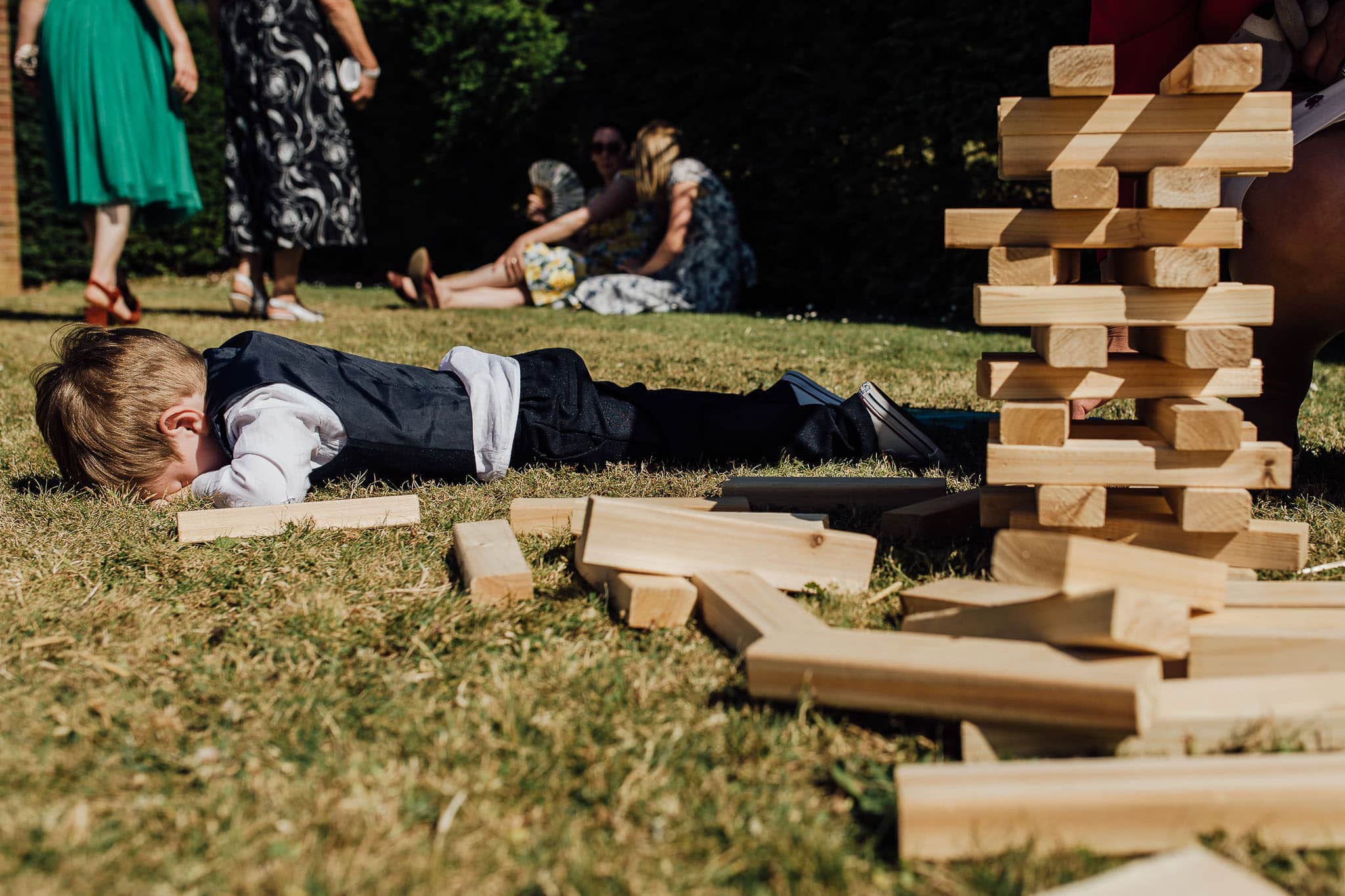 reportage wedding photographer kid playing Jenga