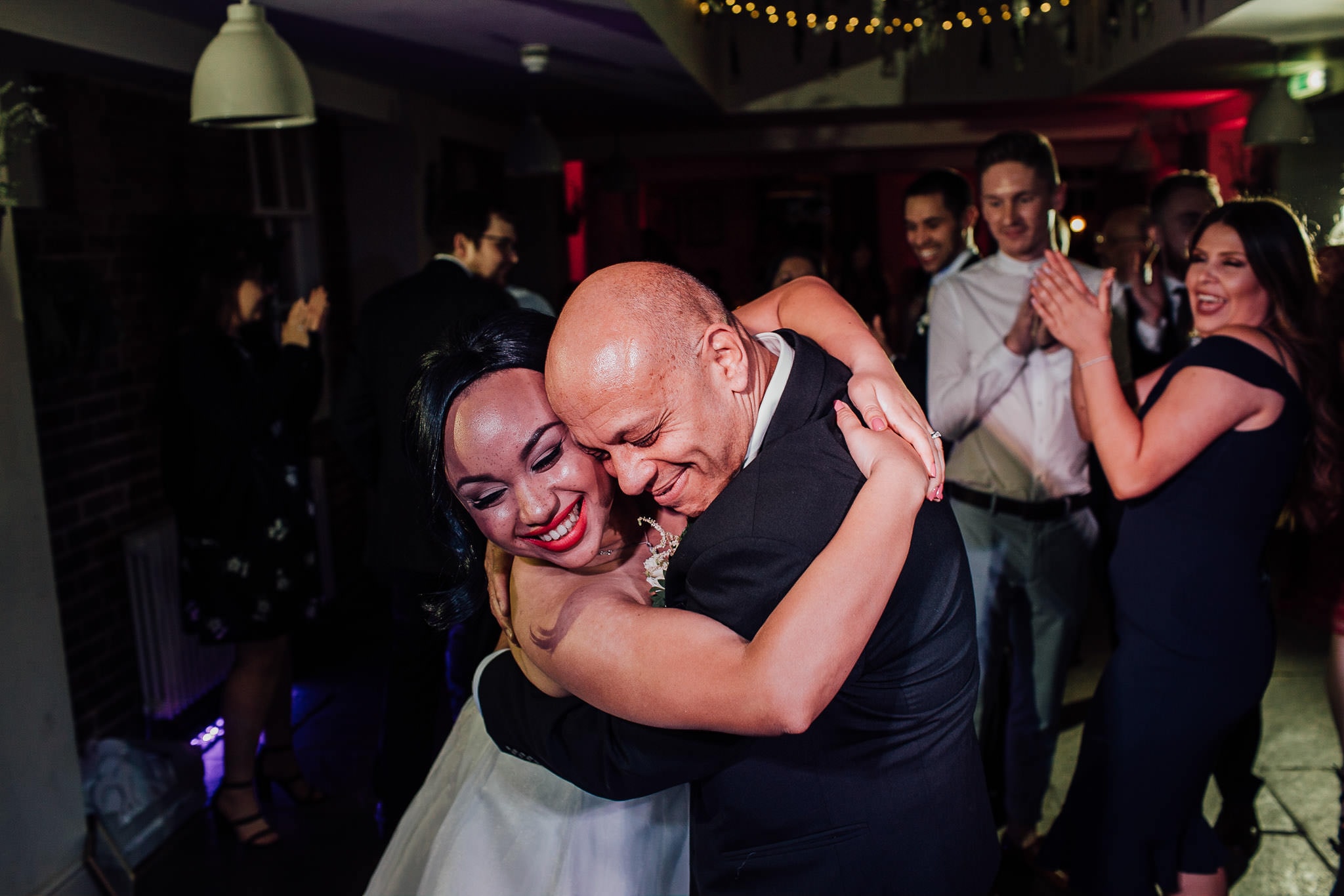 father of the bride cuddling his daughter