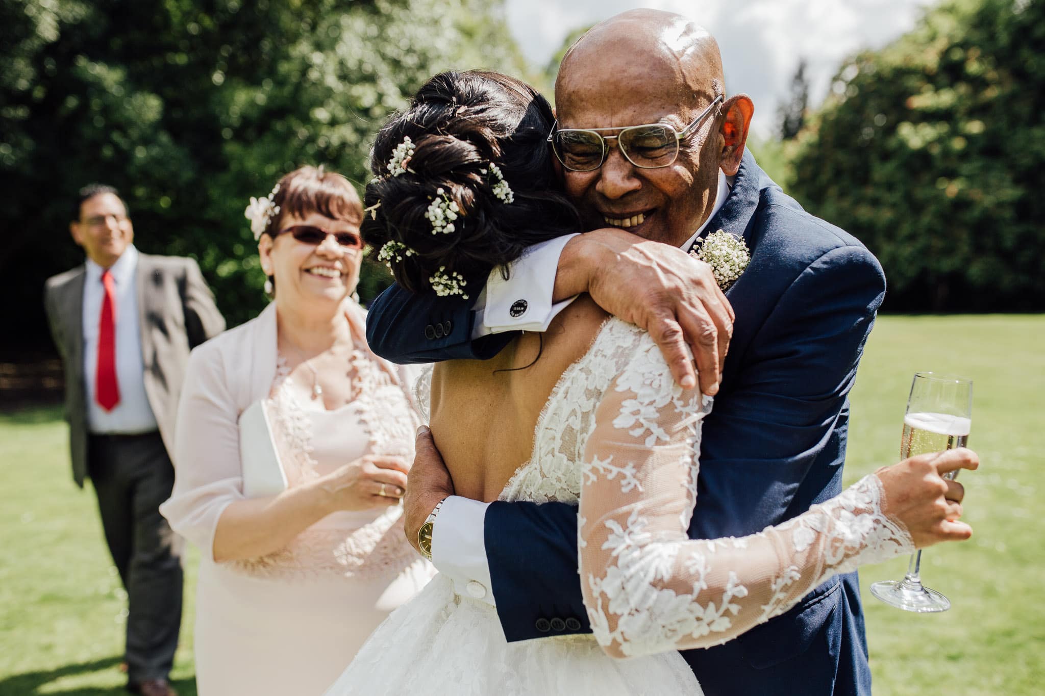 father of the bride cuddling his daughter