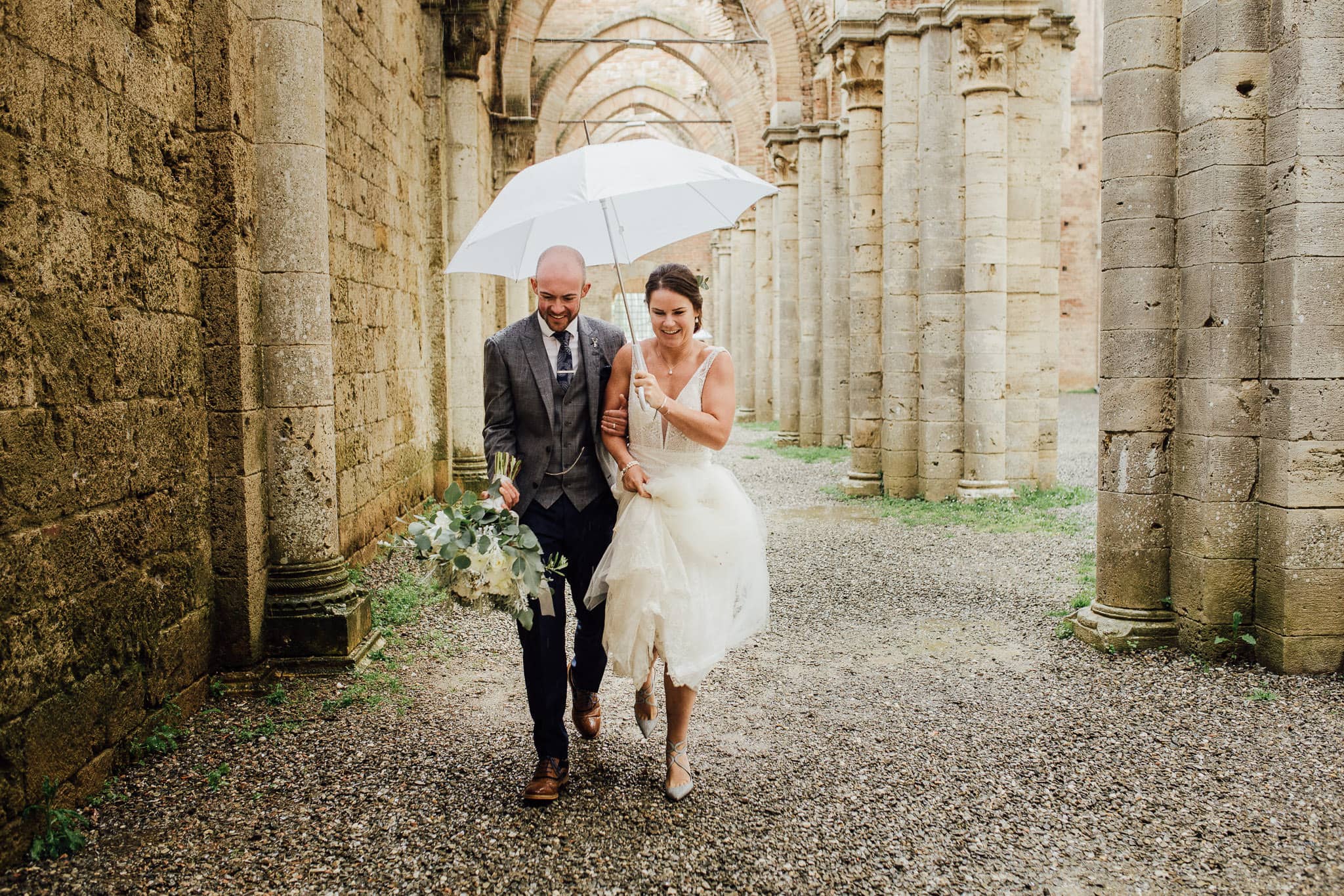 rainy Tuscany wedding