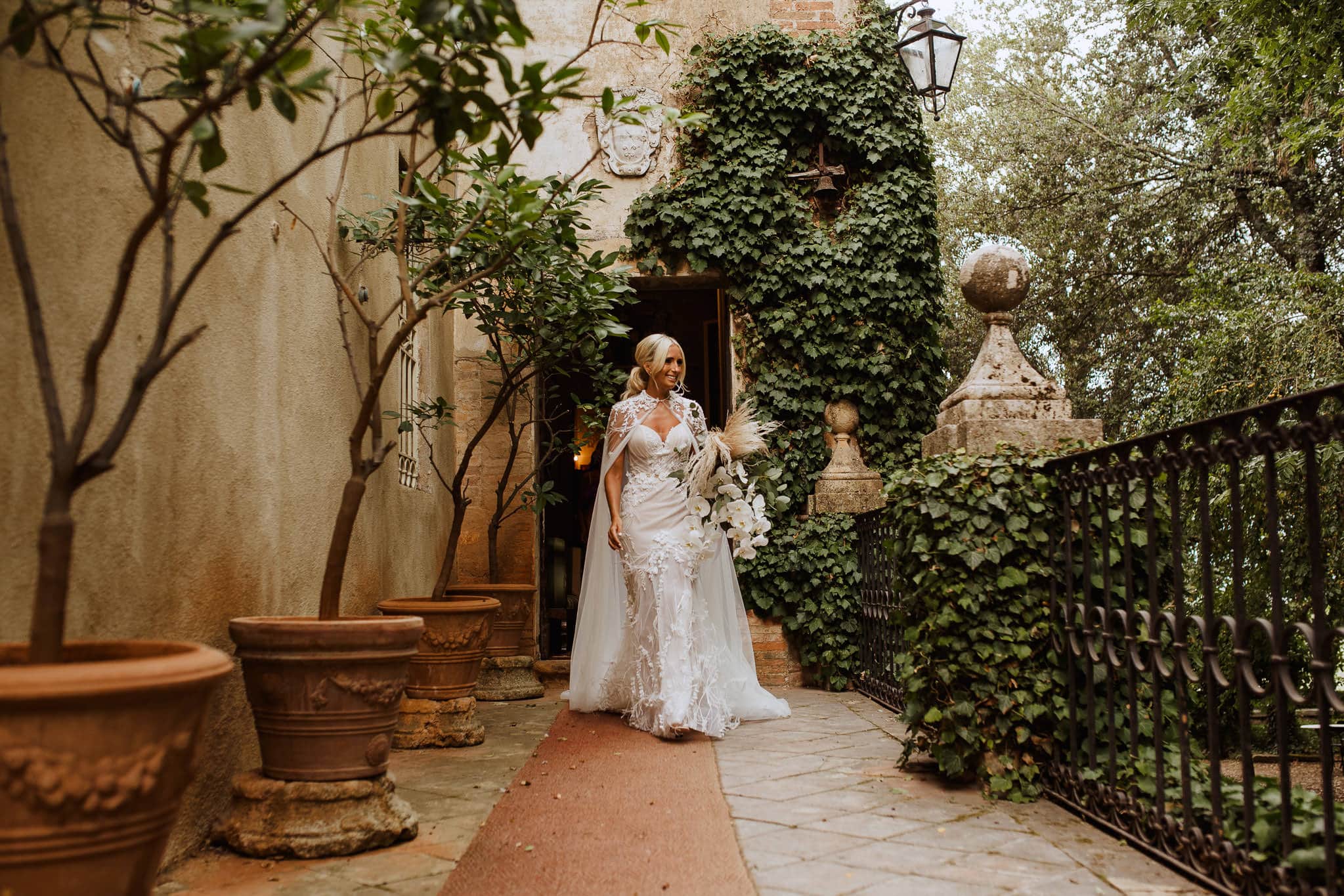 bride leaving villa at Borgo Stomennano Wedding